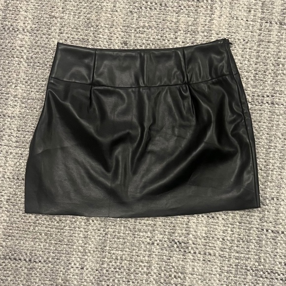 Tiger Mist Black Faux Leather Mini Skirt with Side Slit Size Small - Picture 3 of 5
